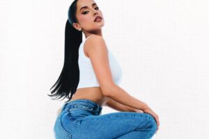 Becky G récupère les jeans taille basse qui ont balayé les années 2000 : ils sont de GUESS et ils promettent de devenir les favoris de la saison
