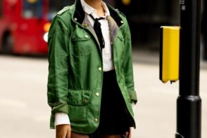 Ça ressemble à Barbour, mais c'est de chez Carrefour : la veste cirée que les nordistes chics de plus de 50 ans choisissent de porter des classiques les jours de pluie car elle s'associe avec des bottes imperméables | ACTUALITÉS CARREFOUR