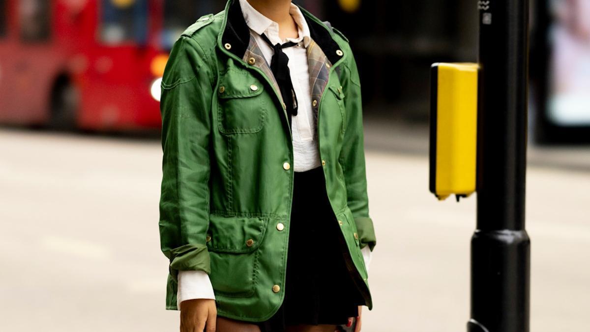 Parece Barbour pero es de Carrefour: la chaqueta encerada que las pijas del norte de +50 escogen para vestir clásicas en los días de lluvia porque combinan con botas impermeables