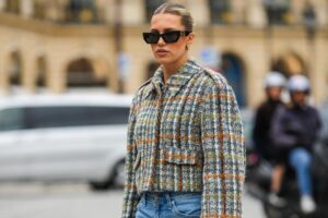 Ça ressemble à Chanel, mais c'est Mango Outlet : la veste en tweed vanille (réduit de 74%) qui a conquis les espagnoles les plus élégantes car elle se combine avec des ballerines | VENTES OUTLET MANGUE