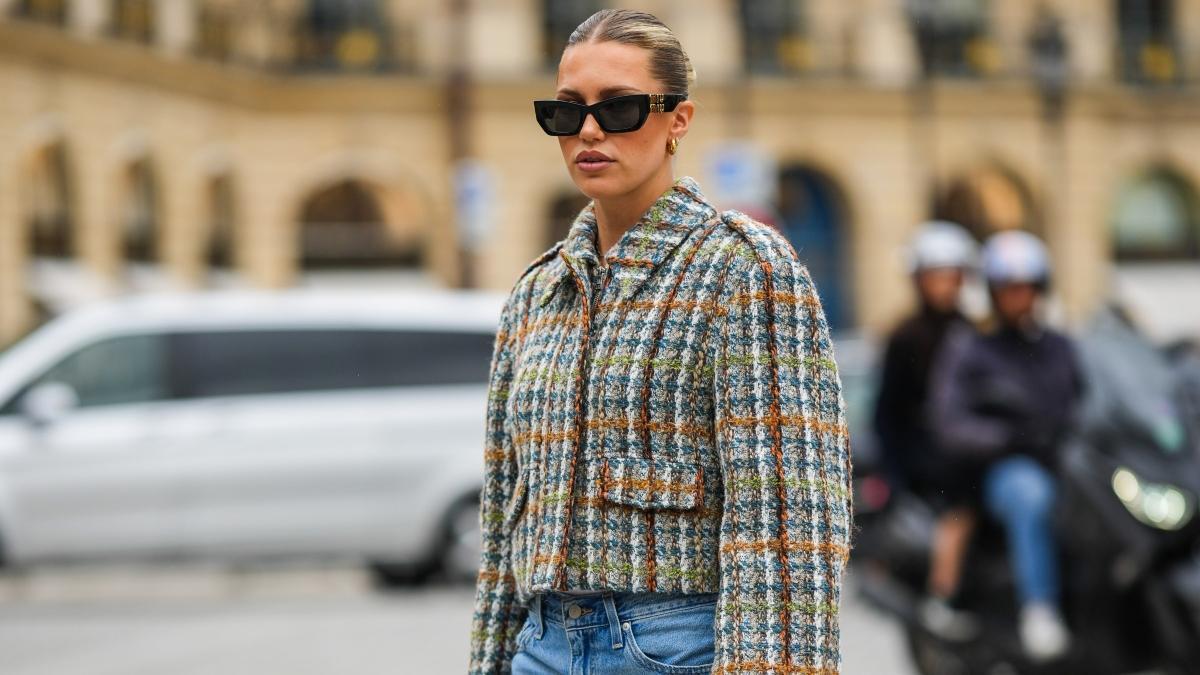 Parece Chanel, pero es Mango Outlet: la chaqueta de tweed en color vainilla (rebajada un 74%) que ha conquistado a las españolas más elegantes porque combina con bailarinas