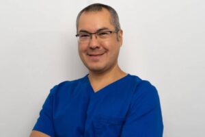Carlos Gómez, médecin spécialisé en esthétique et anti-âge : « Lorsque le cortisol est élevé, la peau perd de sa luminosité, devient plus sensible et peut présenter des éruptions cutanées ou une inflammation »