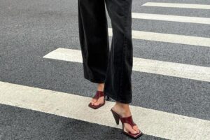 Ce sont les nouveaux jeans Zara en 6 couleurs dont les stylistes et les rédacteurs de mode sont tombés amoureux : « ils se sentent bien car ils sont bien proportionnés, la taille moyenne est plus universelle et le fait qu'ils montrent la cheville flatte la silhouette ».