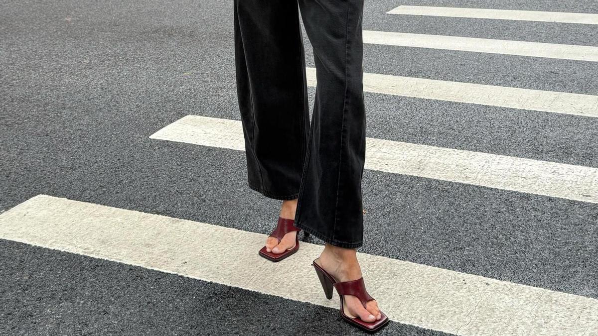 Estos son los nuevos pantalones vaqueros de Zara en 6 colores que han enamorado a estilistas y editoras de moda: "sientan bien porque están muy proporcionados, el tiro medio es más universal y el hecho de enseñar el tobillo favorece la silueta"