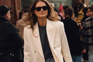 Cela fait 48 heures chez Primark et ça décolle : le manteau long classique le plus polyvalent et le plus confortable qui respire l'élégance avec une chemise et une jupe midi cet automne-hiver 2026-2027 | MANTEAUX PRIMARK