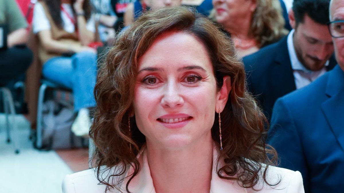 El traje dos piezas que Isabel Díaz Ayuso recupera en Madrid: pantalón palazzo y contraste con el color tendencia del otoño