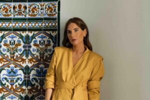 Certificat honorifique pour le costume moutarde impeccable de Lourdes Montes qui a l'approbation des femmes de plus de 40 ans : idéal pour l'automne, avec tissu sergé et épaulettes