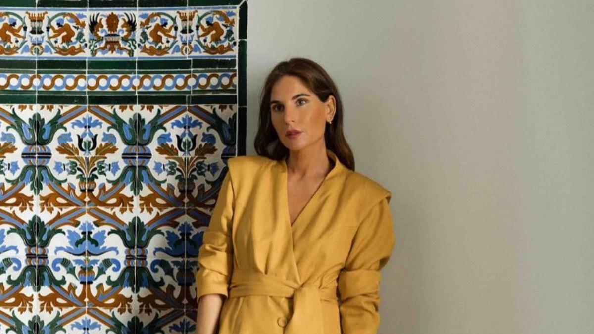 Lourdes Montes tiene el traje perfecto para otoño con el aprobado de las mujeres mayores de 40 años