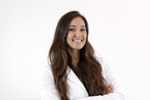 Claudia Sánchez, pharmacienne : « Avec la crème Nivea en flacon bleu, les ridules, comme les pattes d'oie ou entre les sourcils, sont moins visibles, mais ce n'est pas une crème antirides. Cet effet est temporaire et disparaît dès que la peau se dessèche. »
