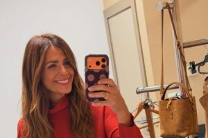 Coup de coeur absolu pour la blouse Mango couleur fraise préférée de Nuria Roca : jolie, à col montant et oversize
