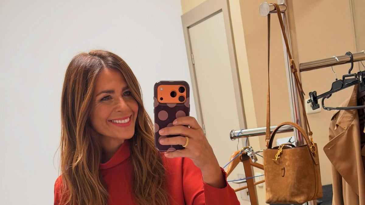 Look de Nuria Roca con la blusa color fresa de Mango