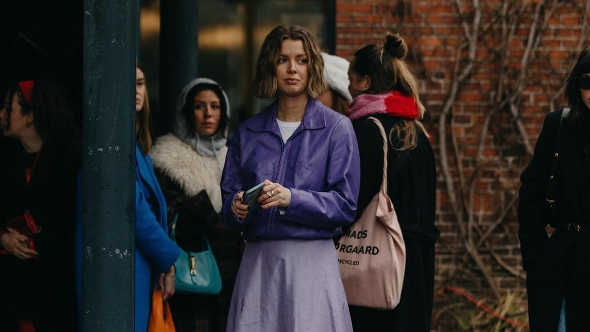 Look de street style de Copenhague con unas zapatillas verde