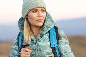 Decathlon baisse les prix des baskets Salomon aubergine à moins de 54 euros : elles sont imperméables et parfaites pour randonner des heures sans douleur cet automne/hiver | CHAUSSURES DÉCATHLON