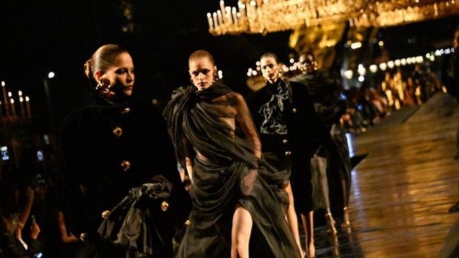 Saint Laurent s'habille d'or : Vaccarello fête ses dix ans à la tête de la maison avec un défilé doré sous la Tour Eiffel