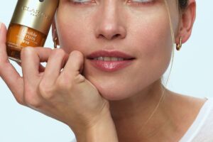 Dites adieu aux cernes, poches et rides avec le nouveau Double Sérum Yeux de Clarins