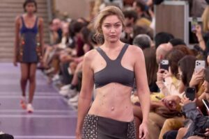 Du jean Wrangler aux baskets New Balance : les détails du défilé Miu Miu à Paris