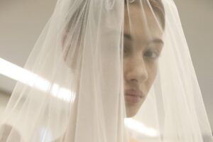 Elie Saab élève la mode nuptiale avec sa nouvelle collection avec H&M : c'est sa robe de mariée exclusive à la silhouette sirène pour marcher dans l'allée