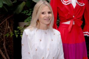 Eugenia Martínez de Irujo et H&M confirment le retour des chemisiers « boho » : ils sont tendance cet automne, ils ajoutent de l'élégance et se combinent parfaitement avec un jean