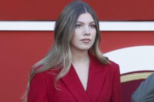 Infanta Sofía s'habille en « rouge Espagne » pour la Journée du patrimoine hispanique : un tailleur veste et pantalon et ses fidèles ballerines plates à l'occasion de la Fête nationale espagnole