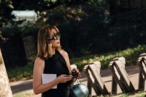 Inscription honorifique pour le nouveau sac John Galliano x Zara : disponible en trois couleurs à effet métallisé et réalisé en cuir