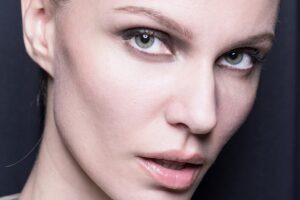 Isabel Auernheimer, maquilleuse professionnelle : « Dès 50 ans, flouter les yeux est super important. Les lignes dures et marquées nous donnent de la force et des années. »