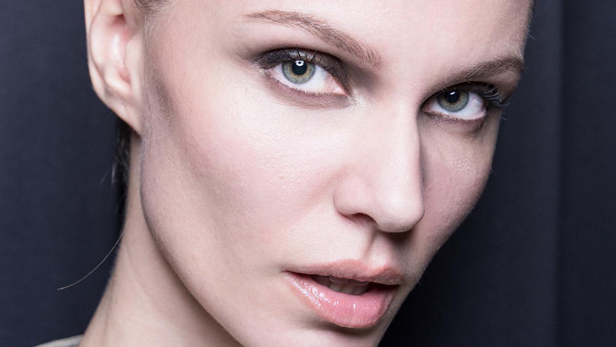 Una maquilladora comparte los trucos de maquillaje de ojos a los 50+