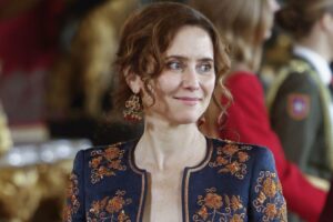 Isabel Díaz Ayuso récupère son élégante robe Rocío Osorno pour la Journée du patrimoine hispanique (et la transforme complètement avec un torero brodé pour la Fête nationale espagnole)