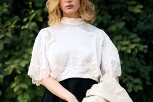 Je découvre dans les nouveautés Massimo Dutti les chemisiers romantiques les plus spéciaux pour les looks d'automne : ils ont l'air luxueux et sont d'une pure élégance.