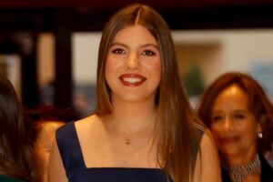 L'Infante Sofía choisit une robe d'invité bleue et un bracelet Parfois pour le concert des Prix Princesse des Asturies 2026
