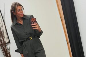 L'ensemble monochrome gris anthracite de Zara inspiré de Nuria Roca est le look de bureau le plus élégant de l'automne (et celui qui se combine le mieux avec un pull rouge)