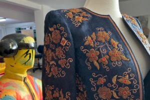 L'étape par étape de la confection de la veste brodée d'Isabel Diaz Ayuso pour Hispanidad : « Elle m'a elle-même envoyé une recréation réalisée avec l'IA du costume incorporant la broderie Manzanares »