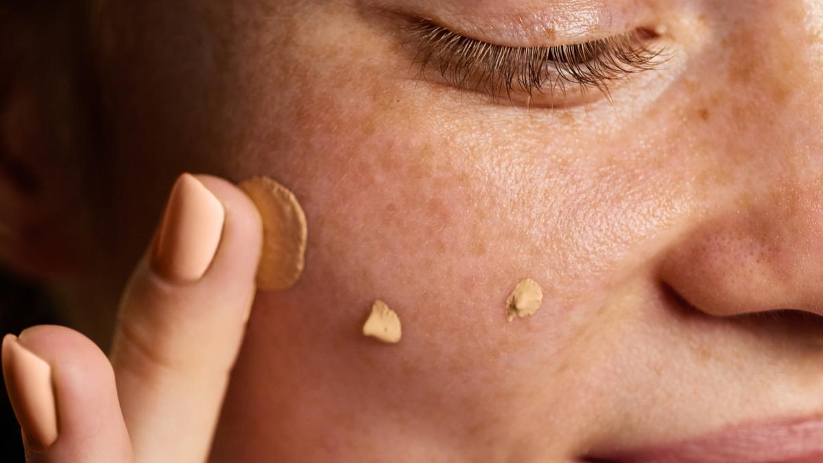 La base de maquillaje que alisa la piel, cubre las imperfecciones y no marca las líneas de expresión