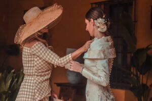 La mère de la mariée la plus élégante de l'automne 2026 : avec un ensemble coordonné d'une marque espagnole et avec l'imprimé star de la saison