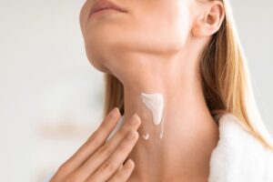 La première crème remodelante ovale du visage, qui aide à réduire l'accumulation de graisse au niveau des bajoues et du cou.