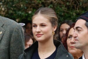 La princesse Leonor présente une veste grise cirée pour sa visite au Village Exemplaire 2026 : sa tresse typique et ses vêtements intemporels parfaits pour l'automne