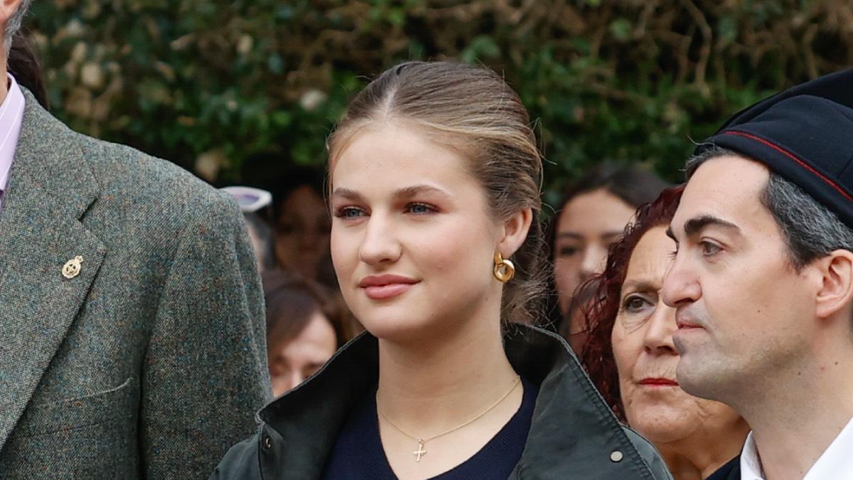 La princesa Leonor estrena chaqueta gris encerada para su visita al Pueblo Ejemplar 2026