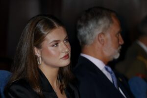 La princesse Leonor rehausse son look de luxe discret avec des bijoux en argent lors du concert des Prix Princesse des Asturies 2026