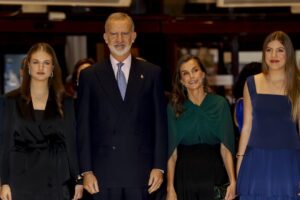 La reine Letizia devance tout le monde et présente la cape Elie Saab tant désirée pour H&M pour 79,99 euros lors du concert des Prix Princesse des Asturies 2026