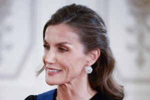 La reine Letizia se passe de diadème pour le dîner de gala à Helsinki : robe en velours, bijoux de Doña Sofía et un élégant semi-chignon