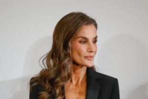 Le costume deux pièces noir Pertegaz à plumes que la reine Letizia réutilise à Helsinki : manches décorées, signature espagnole et élégance