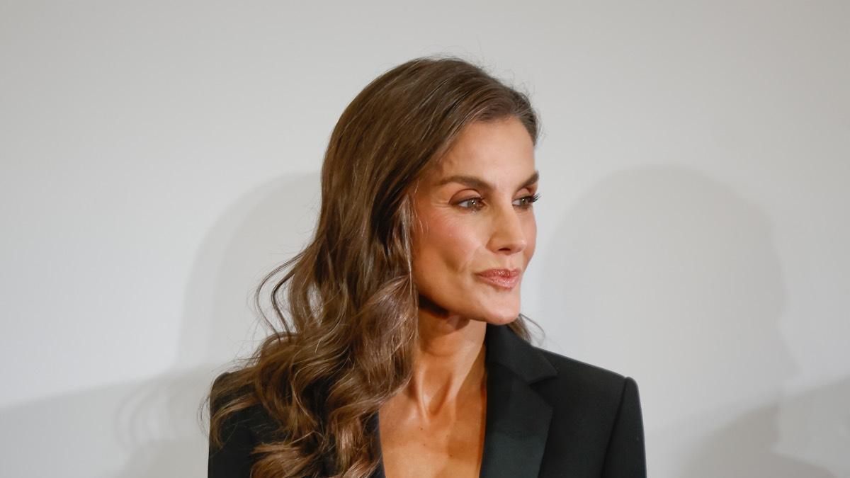 Así es el traje dos piezas negro de Pertegaz con plumas que la reina Letizia reutiliza en Helsinki