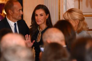 Le dernier clin d'œil de la reine Letizia à Brigitte Macron : une robe française avec un bijou intégré qui n'a pas besoin de collier