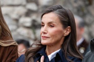 Le look country que portait la reine Letizia lors de sa visite au Village Exemplaire 2026 : trench bleu marine, polo en maille blanc et jean aux ourlets effilochés