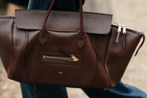 Le sac Parfois marron que les madrilènes du Barrio Salamanca portent au bureau coûte 32 € (même s'il a l'air luxueux) et est parfait pour ranger l'ordinateur portable.