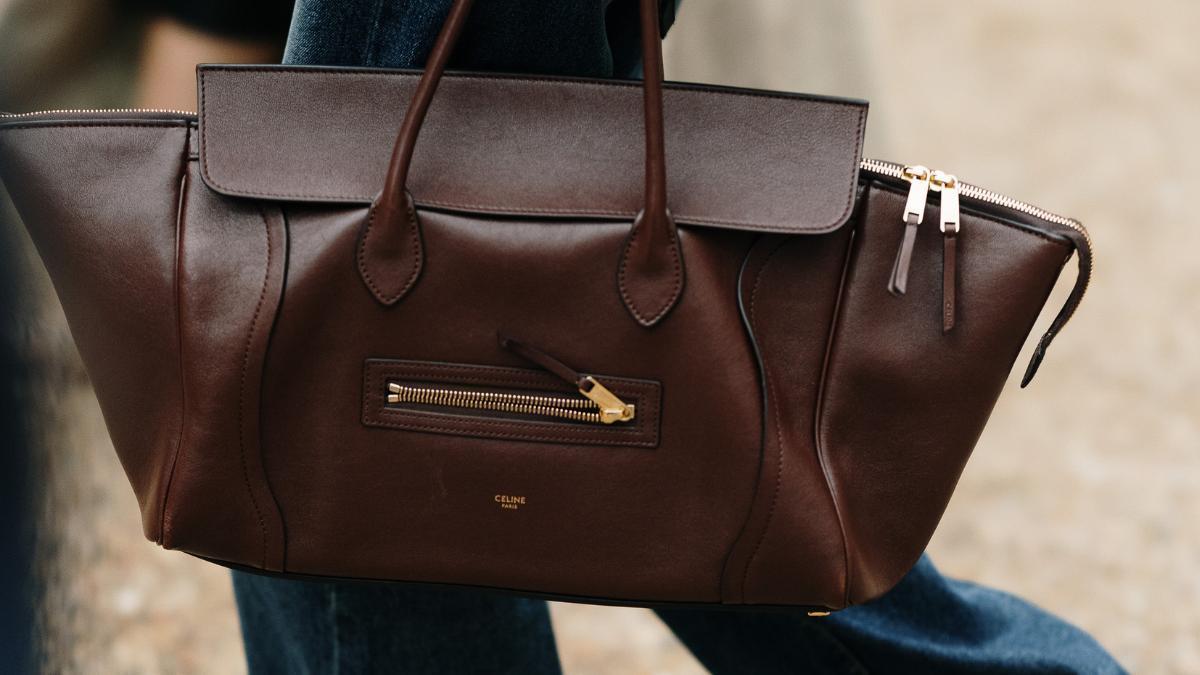 El bolso marrón de Parfois que las madrileñas del Barrio Salamanca llevan a la oficina cuesta 32 € (aunque parece de lujo) y es perfecto para guardar el portátil