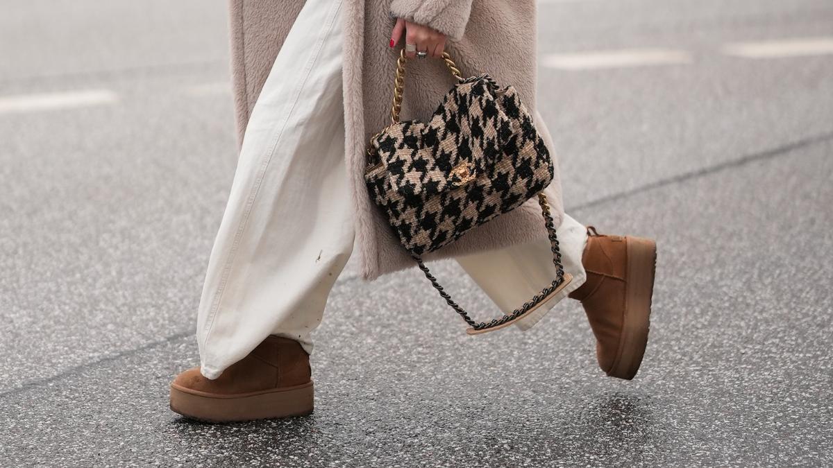 Las botas Skechers tipo UGG que agotan las clásicas +50 de cara al invierno 2027 porque son máxima tendencia y mucho más cómodas que unas zapatillas de casa