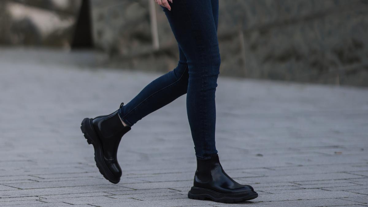 Arrasan en Carrefour las botas de agua tipo Chelsea más elegantes para días de lluvia: en color caqui, con tacón cómodo y por 19 €