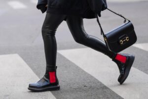 Les bottes de pluie pieds nus les plus élégantes qui font fureur chez les femmes de plus de 50 ans pour les jours de pluie proviennent de cette marque espagnole disponible chez El Corte Inglés.