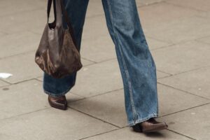 Les confortables bottes à talons bas qui ont conquis les quartiers les plus chics de Madrid sont d'une marque espagnole : élégantes et faciles à combiner avec des robes, des jeans et des pantalons de ville.