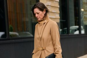 Les femmes de plus de 60 ans ont une nouvelle veste imperméable préférée : elle vient de Cortefiel et remplace le trench quand il pleut